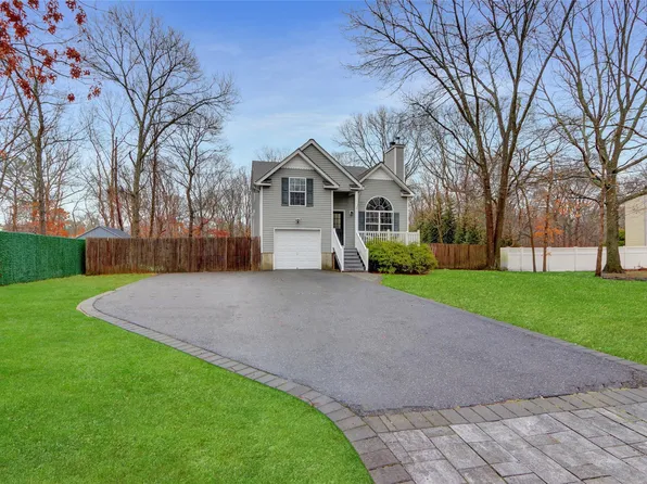 425 N Winters Drive N, Mastic, NY 11950
