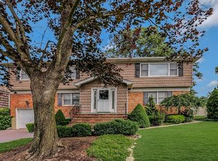 8 Lawrence Ct, Syosset, NY 11791