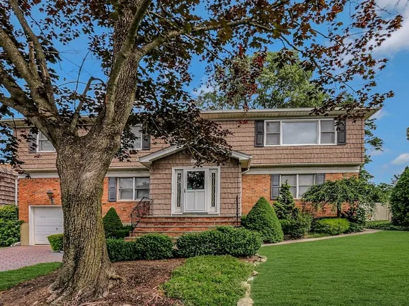 8 Lawrence Court, Syosset, NY 11791