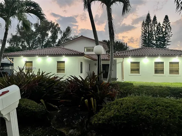 19740 W Saint Andrews Dr, Hialeah, FL 33015