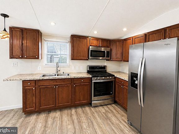 4th image of 352 Westwood Dr