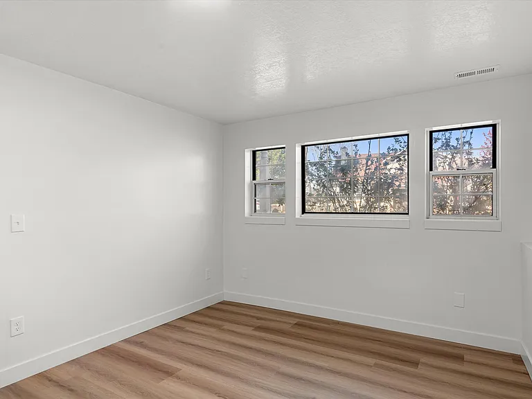 2164 N 1450 E — Photo 16