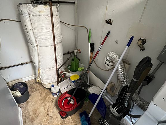 4th image of 11002 Saint Nicholas Ct