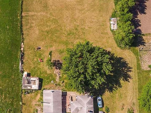 3rd image of 145 W Belmont Ave