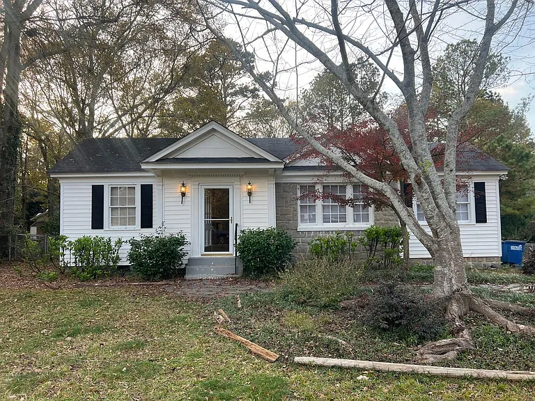 220 Gilleland Dr — Photo 1