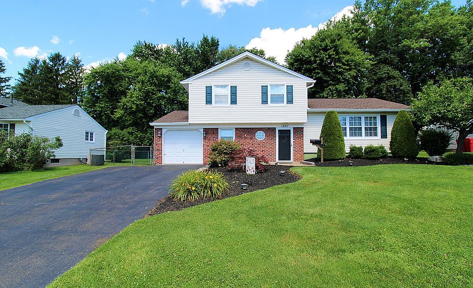 1st image of 1088 Oakwood Dr