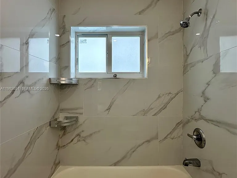 913 NE 17th St #8 — Photo 14