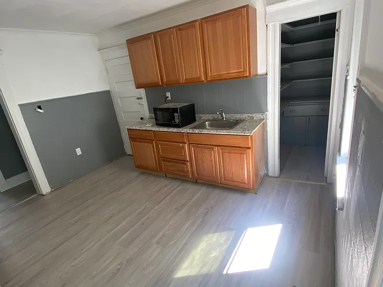 922 Howard Ave #2 — Photo 4