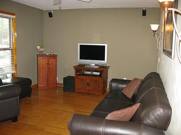 Living room - beautiful hardwood floors