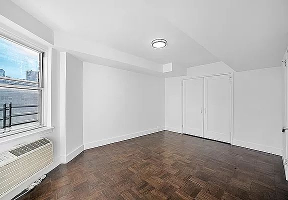 5th image of 300 E 71st St APT 12R
