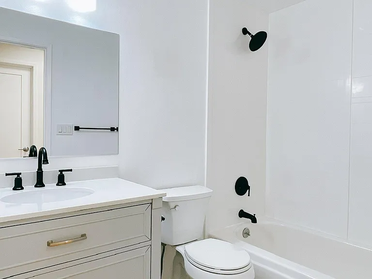 Remodeled common full bath