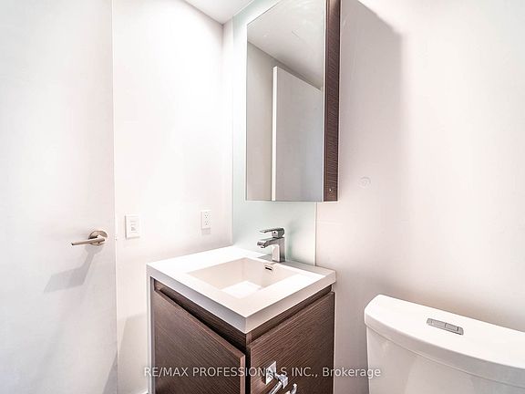 4th image of 1030 King St #Lph10