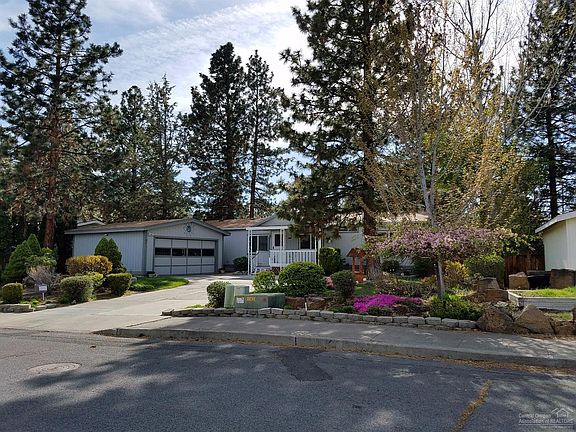 5th image of 1035 SE Castlewood Dr