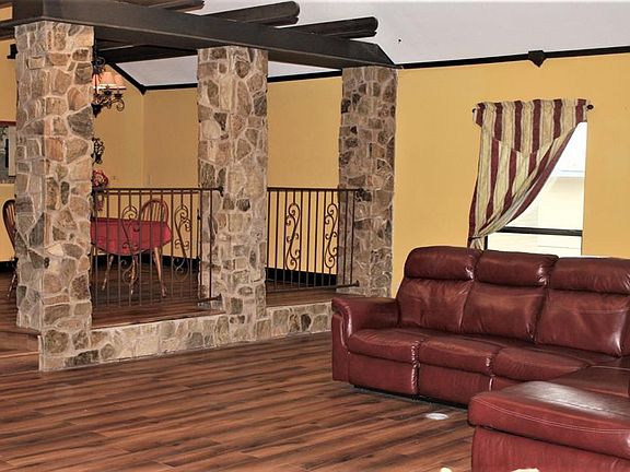 5th image of 2305 Crestwood Dr