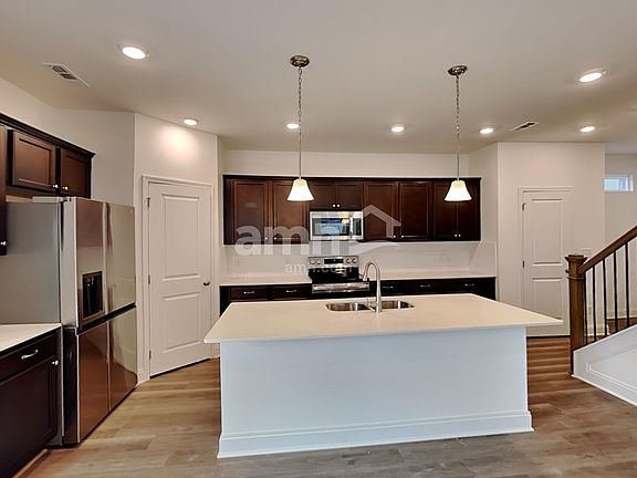 4th image of 218 S Malayna Dr