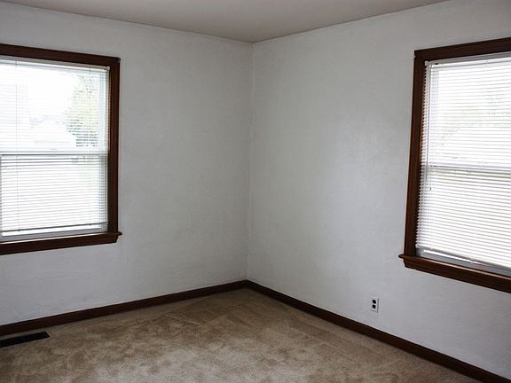 4th image of 915 11th Ave