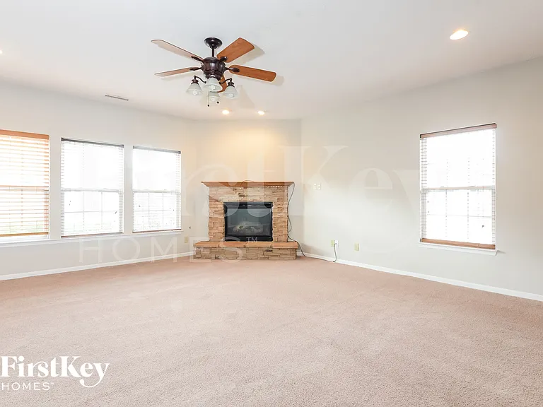 10735 Cyrus Dr — Photo 2