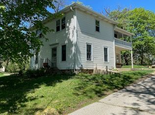 697 Lake Ave, Woodstock, IL 60098