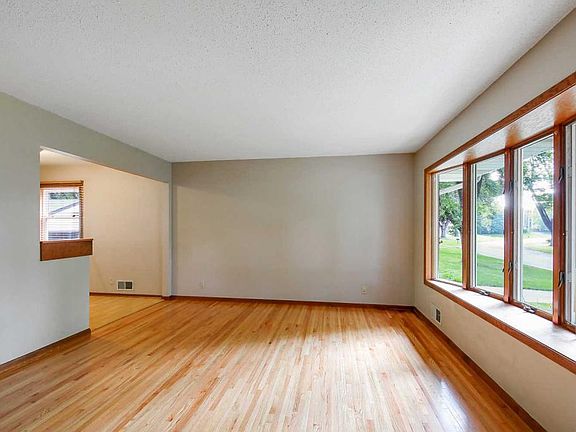 4th image of 2673 Mayer Ln N