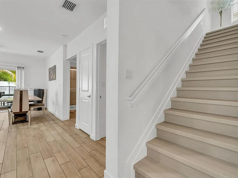 537 NE 6th Ct — Photo 7
