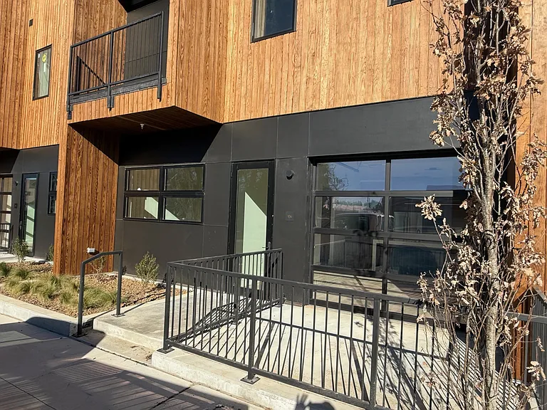 905 SE 4th St #106 — Photo 4