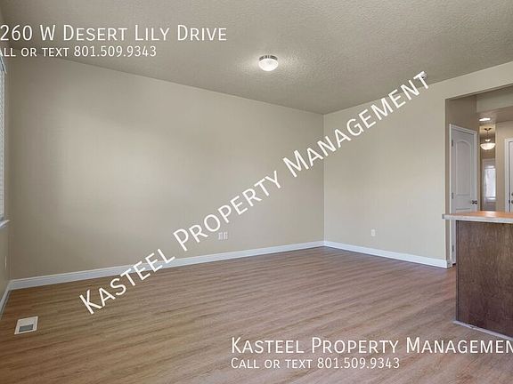 4th image of 3260 W Desert Lily Dr