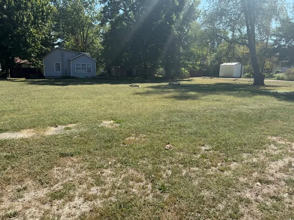 403 N Hopkins St, Newman, IL 61942