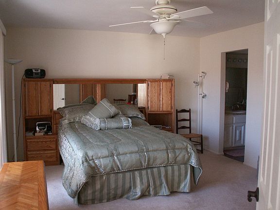 Large master bedroom w/ 2 walk-in closets