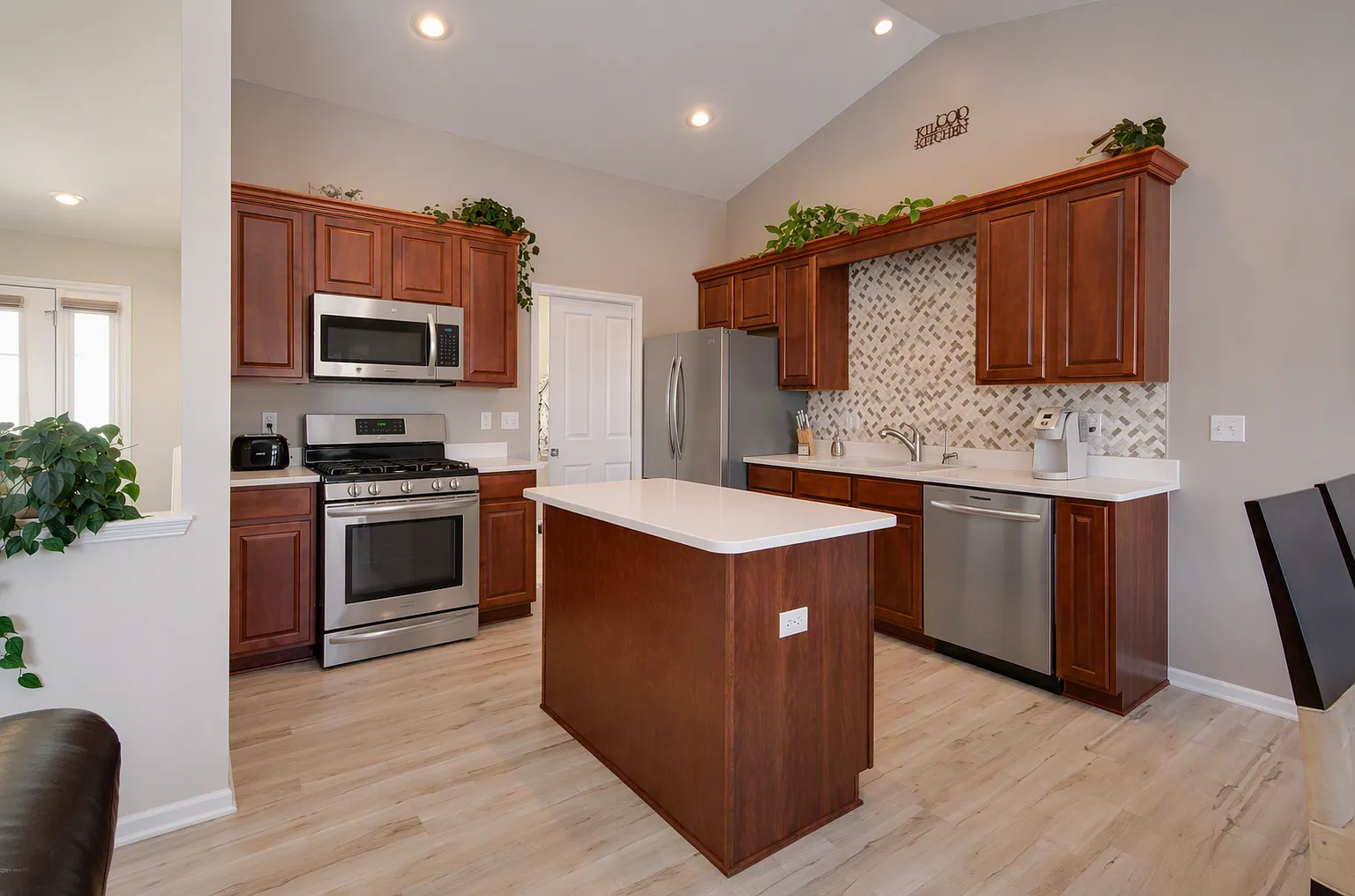4 bed, 2400 sqft, $2,700 — Photo 2