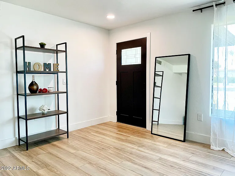 541 W Marlette Ave — Photo 5