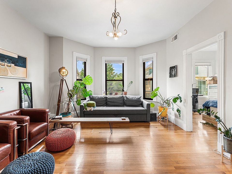 1st image of 40 Rockview St APT 3