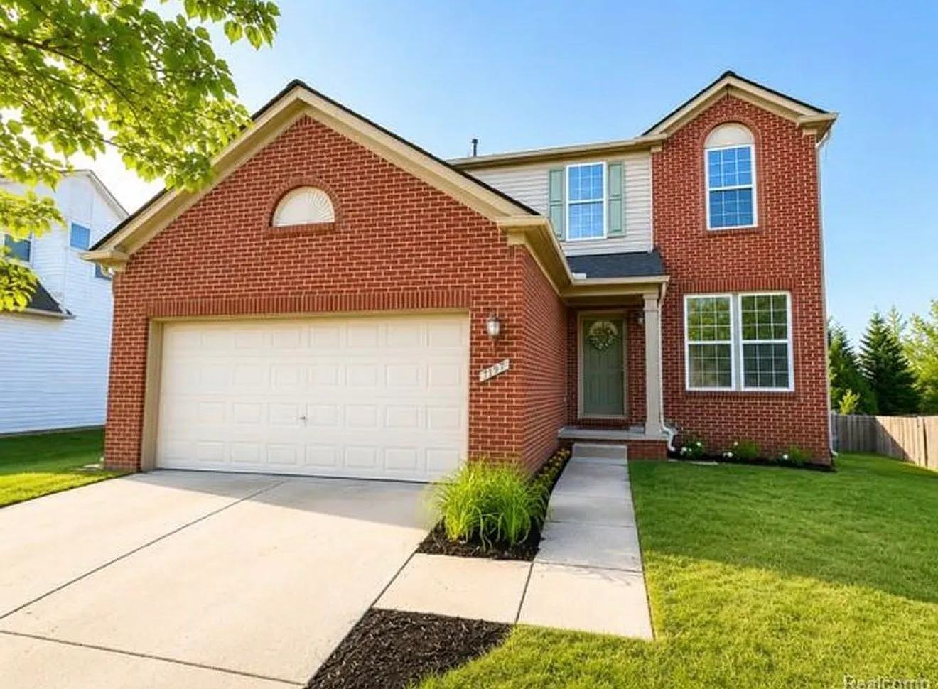 4 bed, 2.5 bath, 1850 sqft, $2,500 — Photo 1