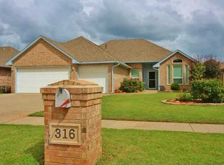 316 S Castlerock Circle Ln, Mustang, OK 73064