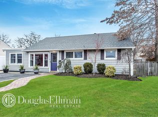 16 Vernon St, Plainview, NY 11803