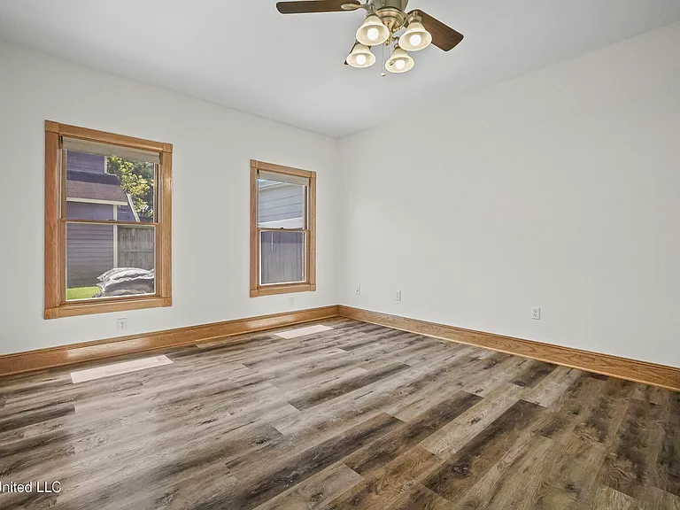 15301 Parker Rd — Photo 32
