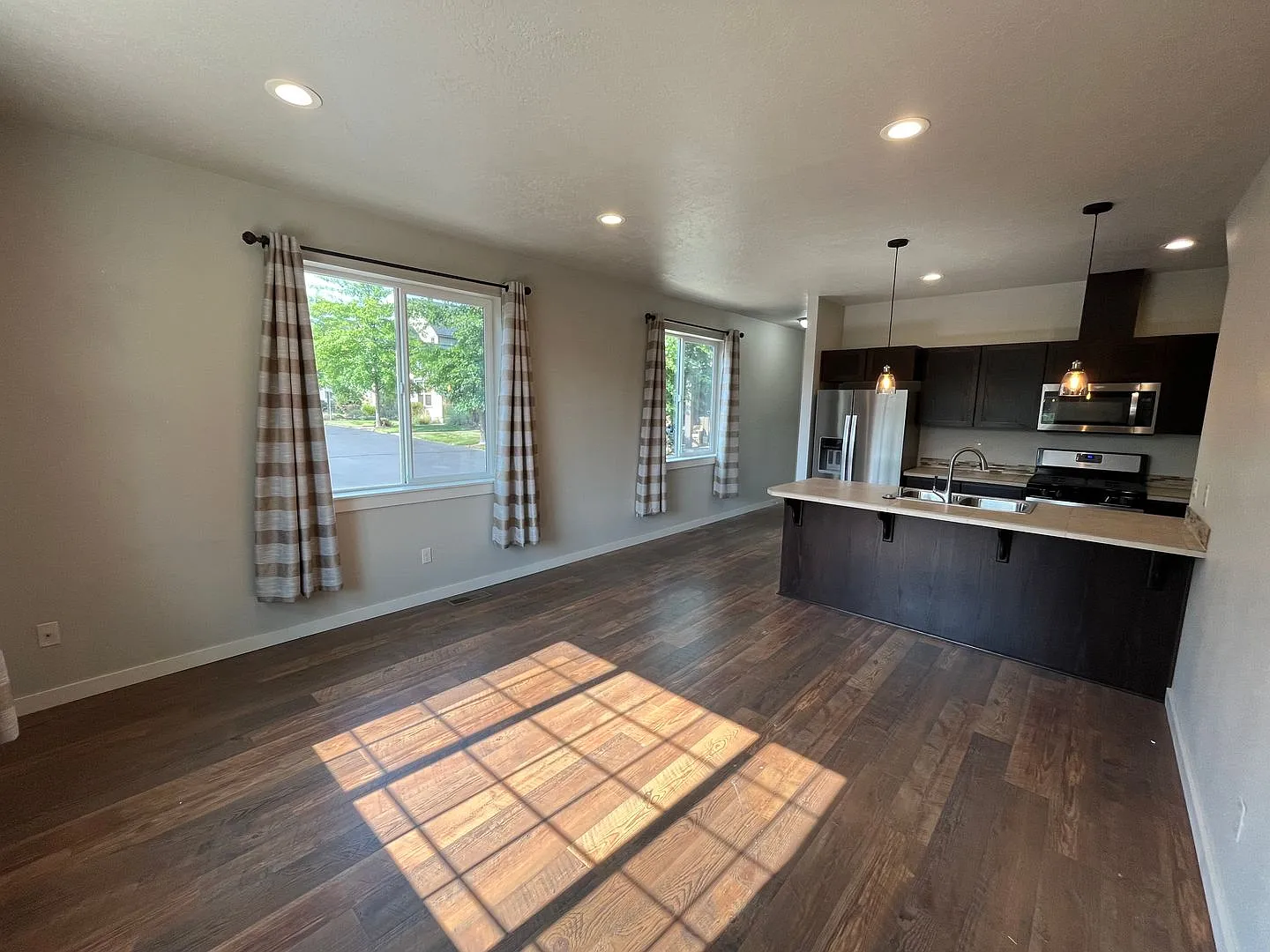 3 bed, 2.5 bath, 1397 sqft, $2,295 — Photo 2