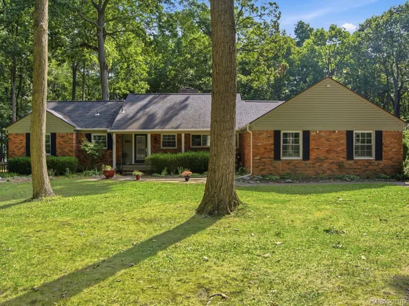 2314 Ostrum Dr, Waterford, MI 48328