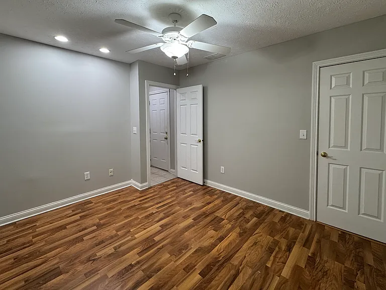 1442 Oakhill Dr — Photo 9