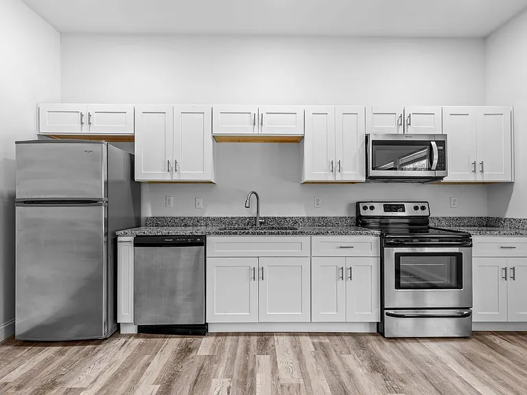 1213 N Chamberlain Ave — Photo 5