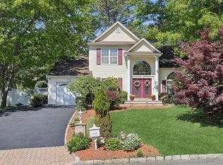 16 Winterberry Dr, Middle Island, NY 11953