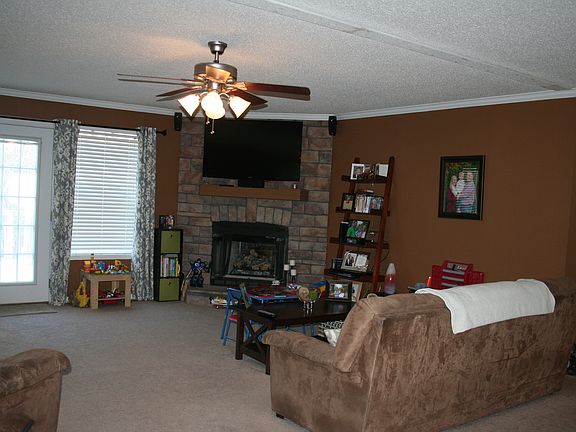 Family Room w/gas fireplace