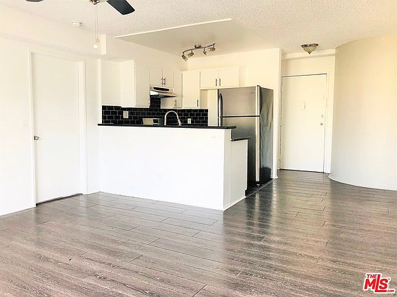 3rd image of 835 S Berendo St #303