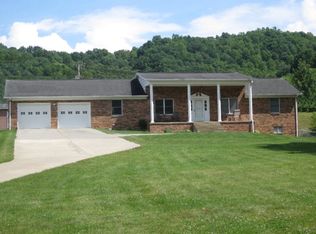 837 N Sand Branch Rd, Mount Hope, WV 25880