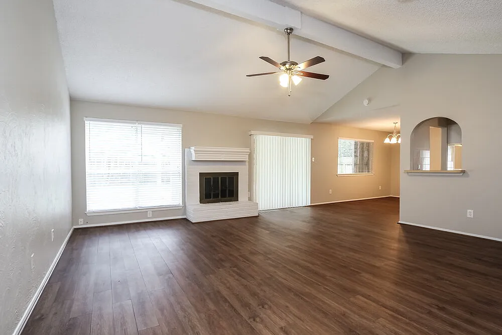 4 bed, 2.0 bath, 1606 sqft, $1,905 — Photo 2