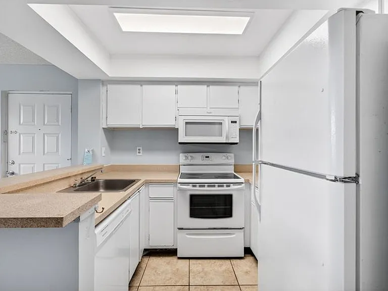 738 Executive Center Dr #21-10-21 — Photo 1