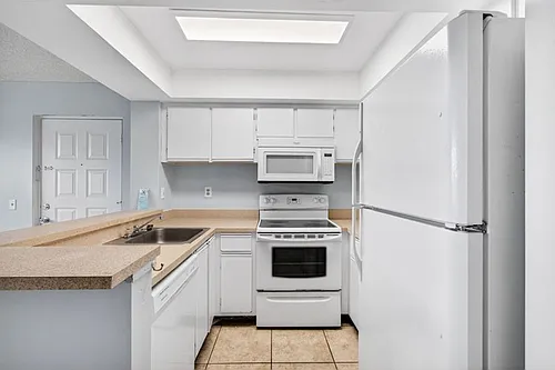 738 Executive Center Dr #21-10-21 Photo 1