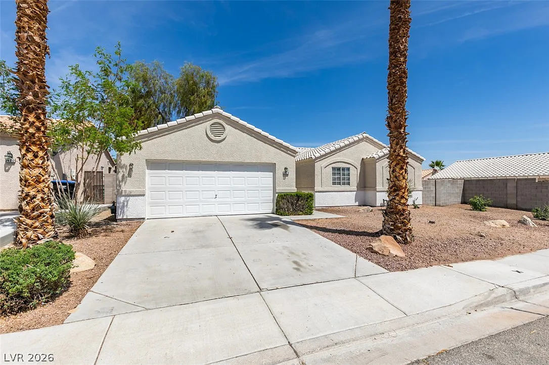 4 bed, 2.0 bath, 1619 sqft, $2,095 — Photo 2