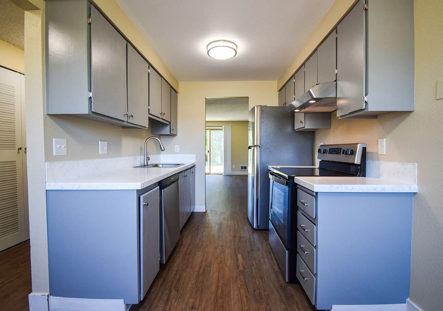Spacious 2 bedroom 1.5 bath Town house Apartment! — Photo 3