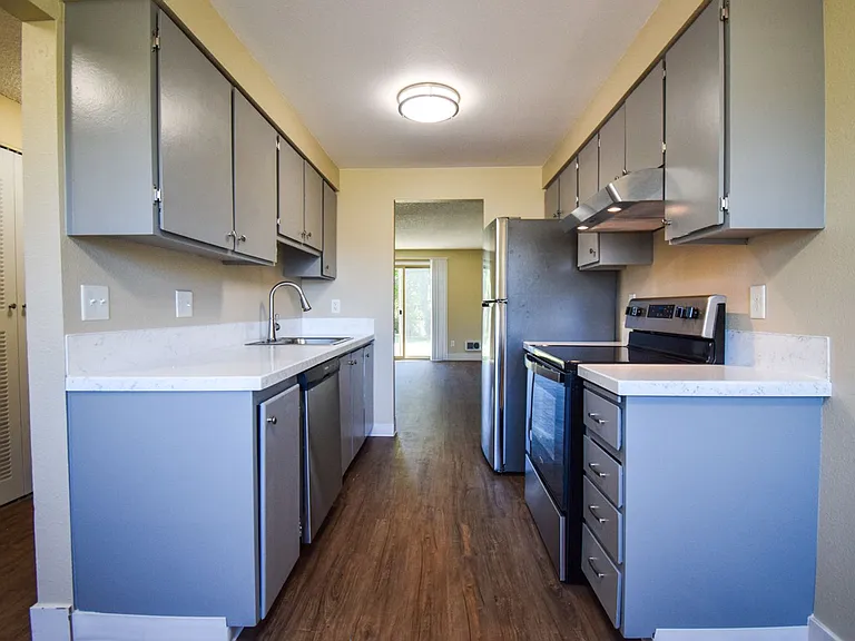 Spacious 2 bedroom 1.5 bath Town house Apartment! — Photo 3