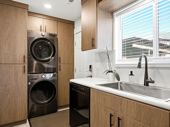 3rd image of 88 W 50 S Unit W5